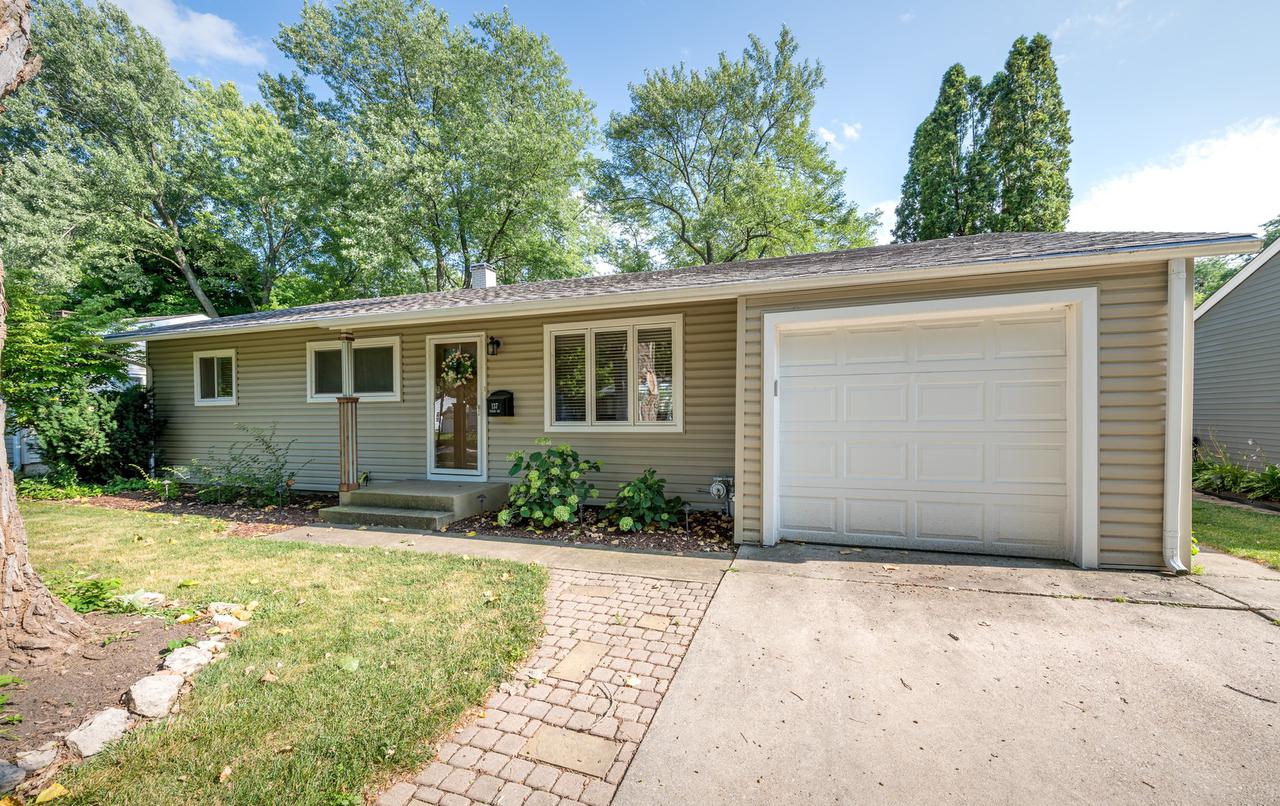 137 Ridge Ln., Geneva, IL 60134