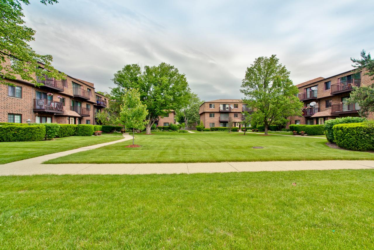 400 E Kensington Rd. #D, Mount Prospect, IL 60056