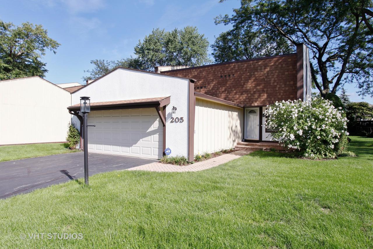 205 Cascade Dr., Indian Head Park, IL 60525