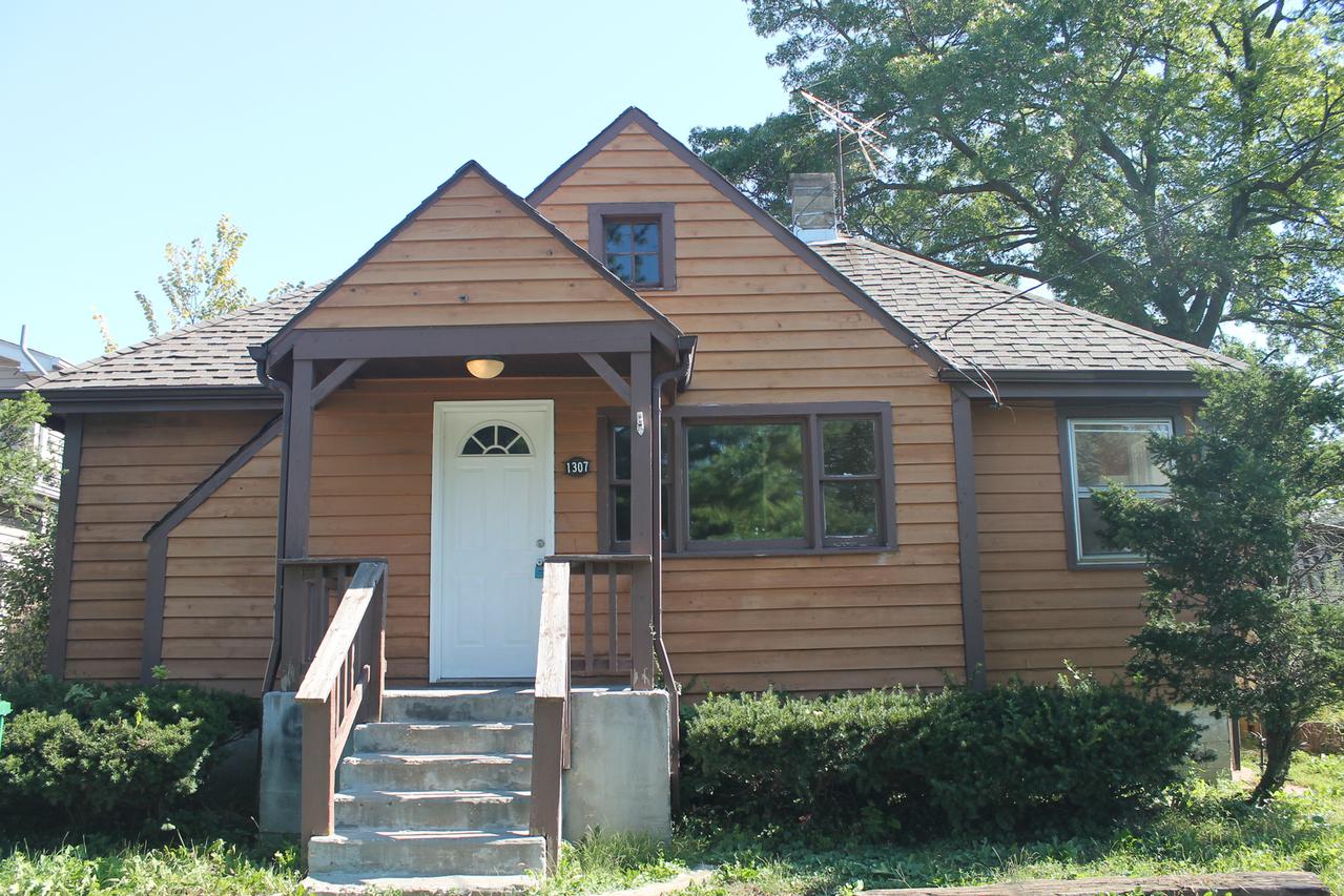 1307 Ardmore Dr., Round Lake Beach, IL 60073