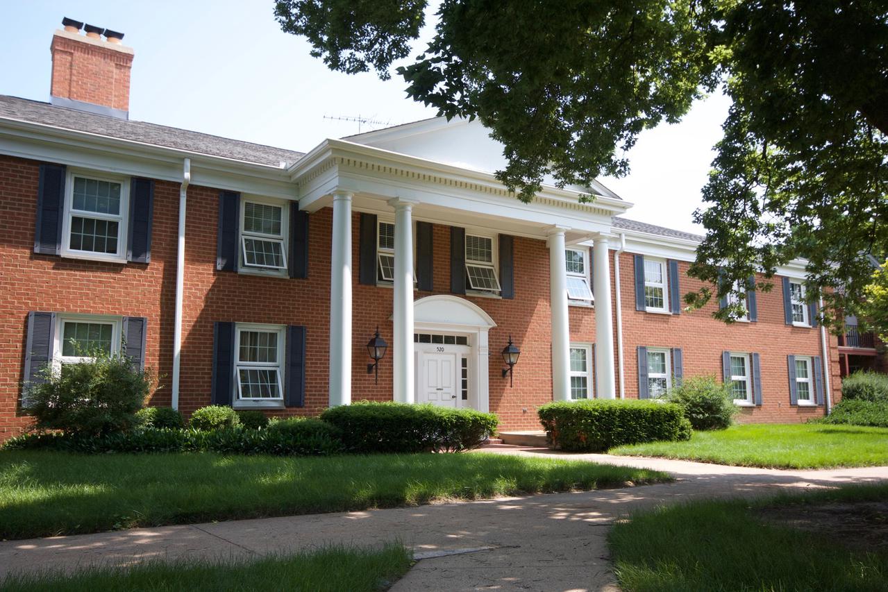 520 Devonshire Ln. #4, Crystal Lake, IL 60014