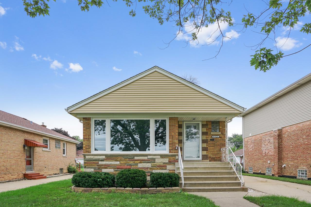 8929 S Albany Ave., Evergreen Park, IL 60805