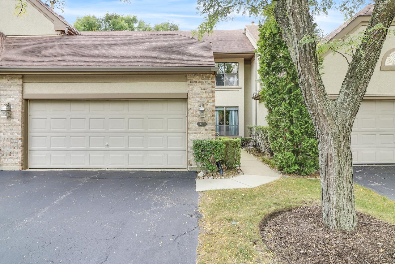 107 Chatsworth Cir., Schaumburg, IL 60194