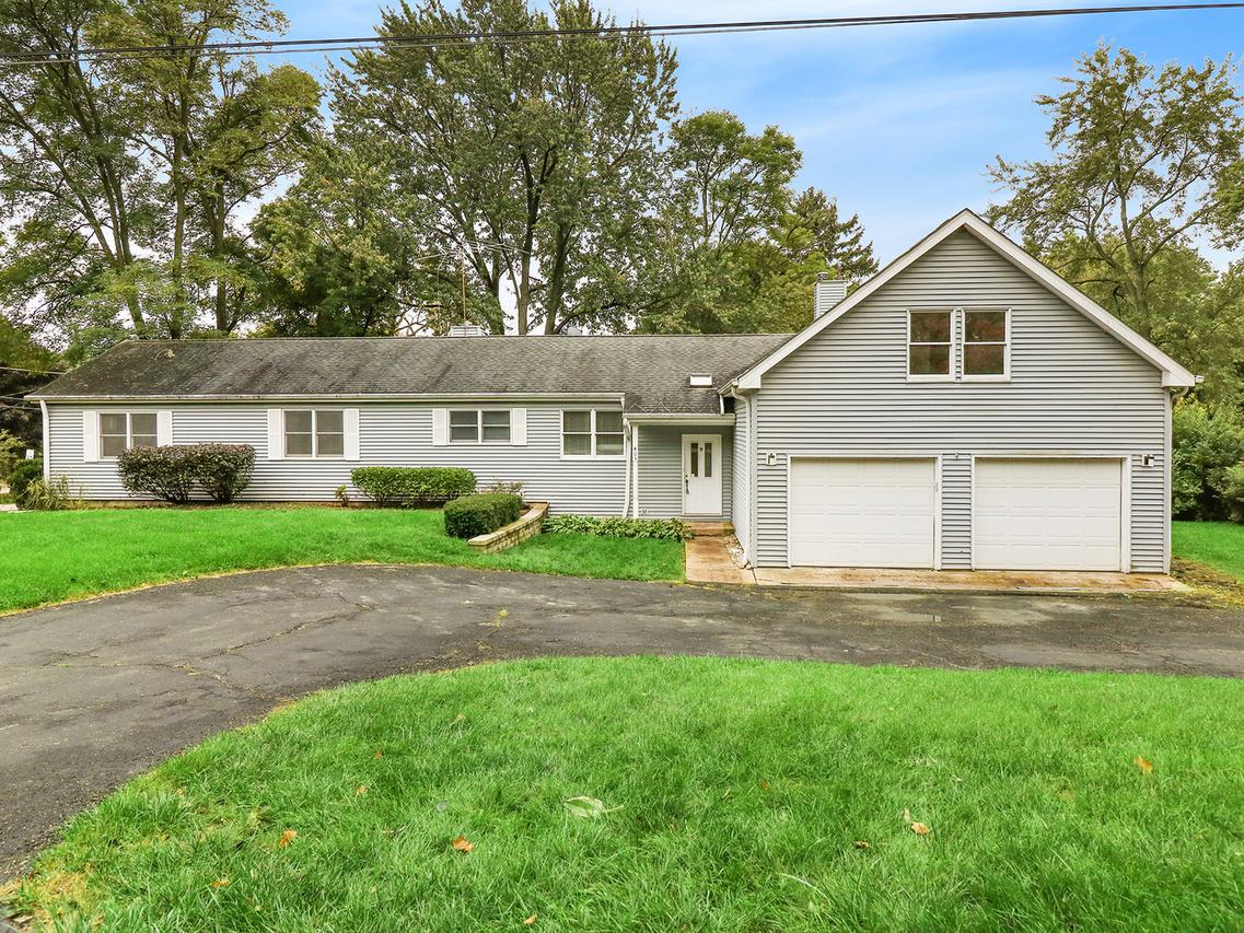 403 Roslyn Rd., Barrington, IL 60010