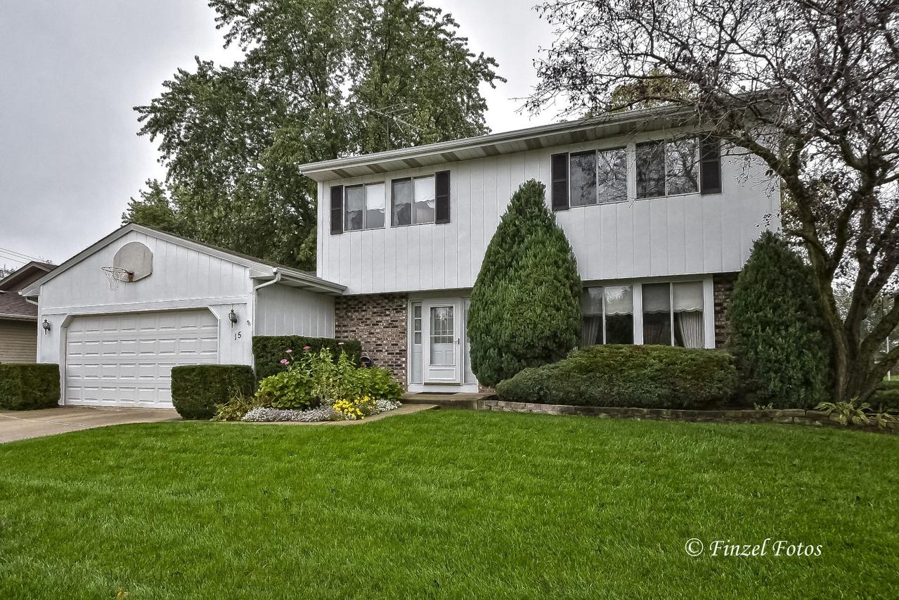 15 Wedgewood Dr., South Elgin, IL 60177