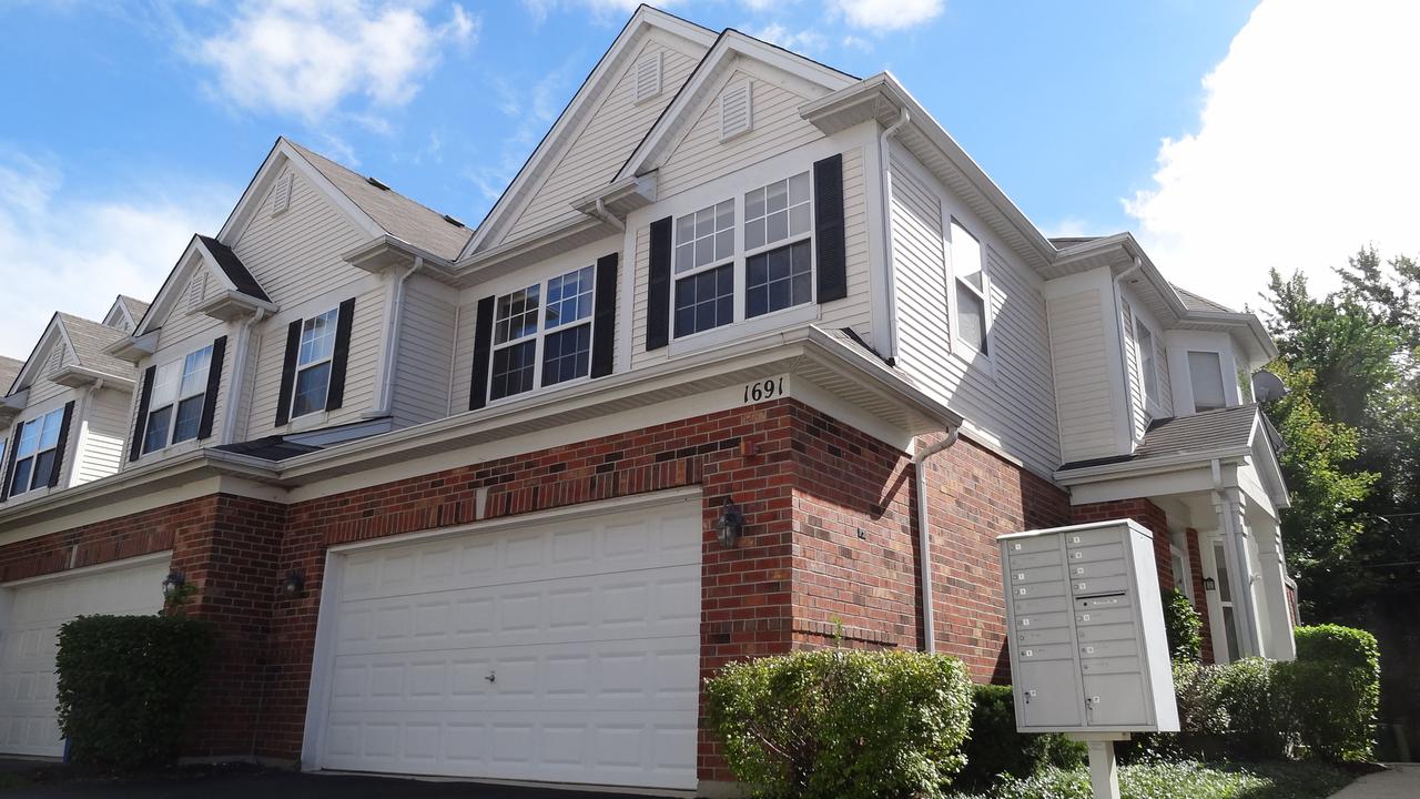 1691 Buckingham Dr., Des Plaines, IL 60018