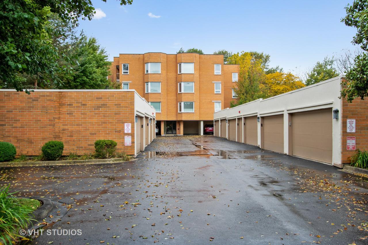 1635 N Milwaukee Ave. #403, Libertyville, IL 60048