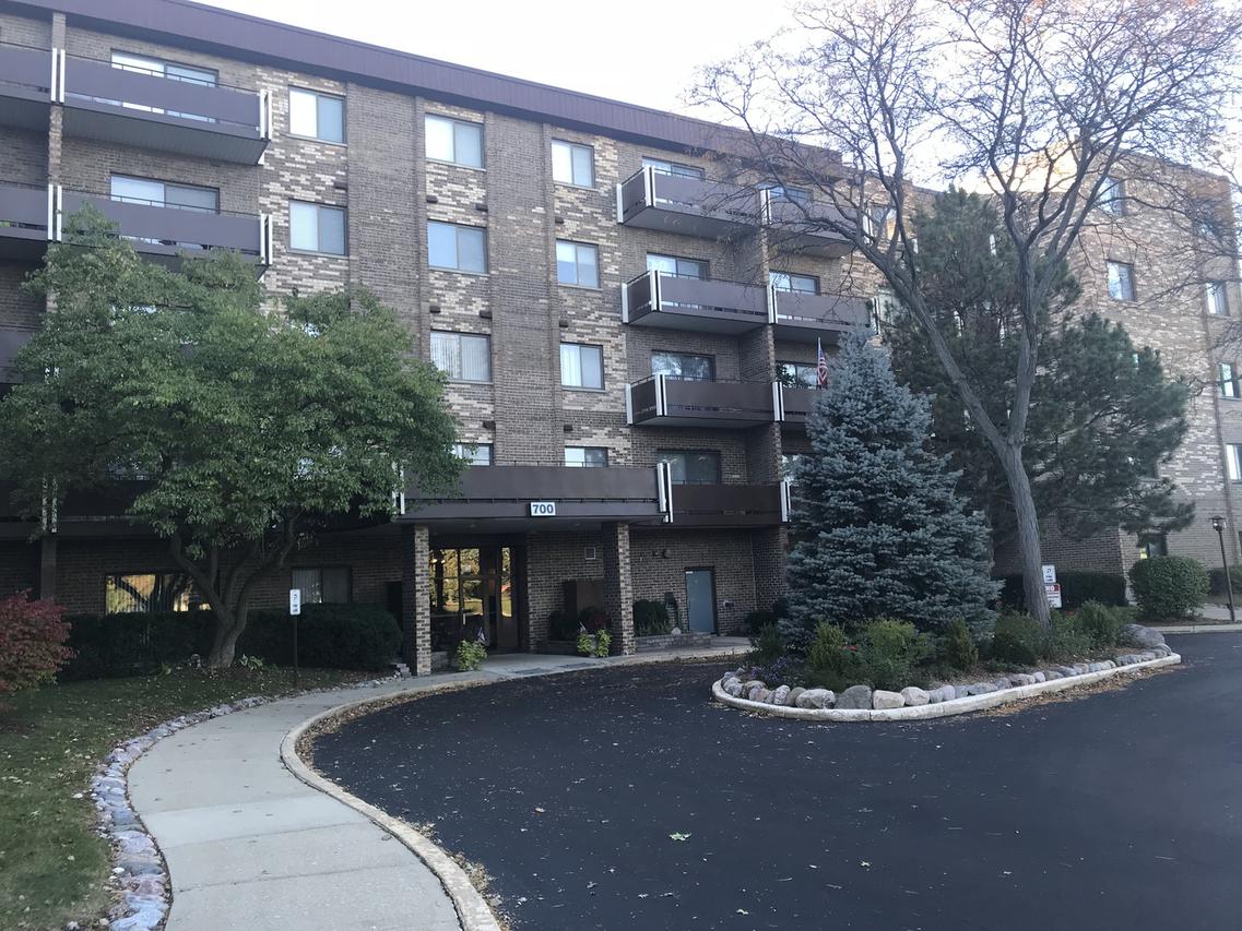 700 Wellington Ave. #303, Elk Grove Village, IL 60007