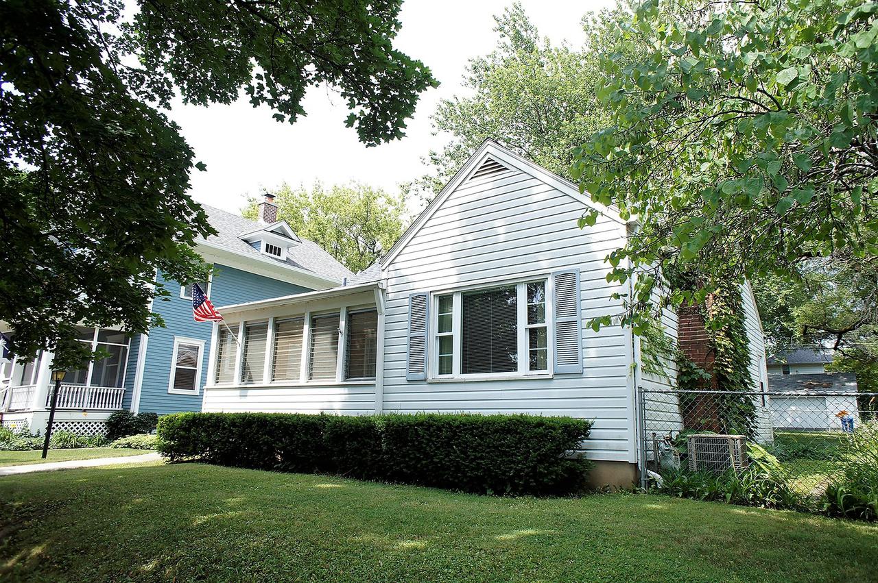 1027 Ash St., St. Charles, IL 60174