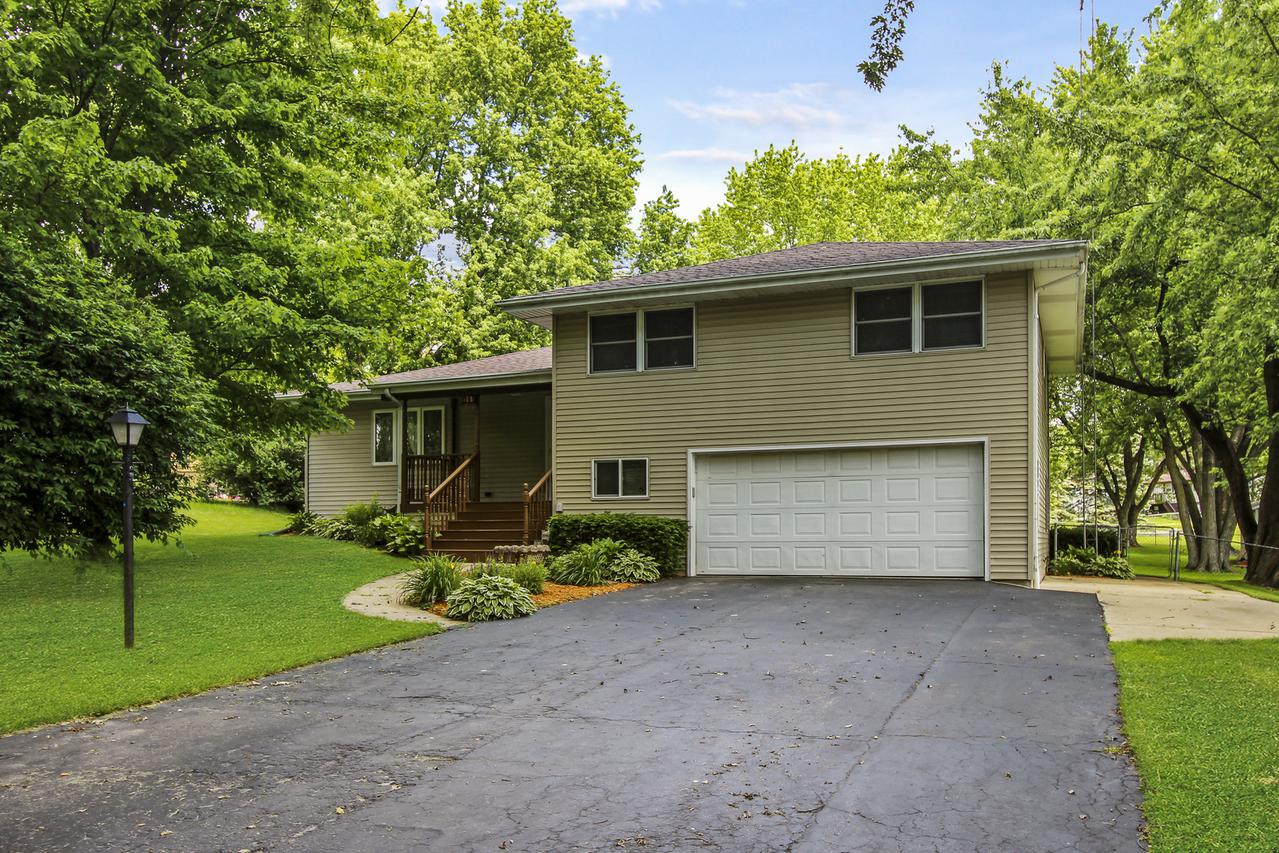 215 N Park Crest Dr., Freeport, IL 61032