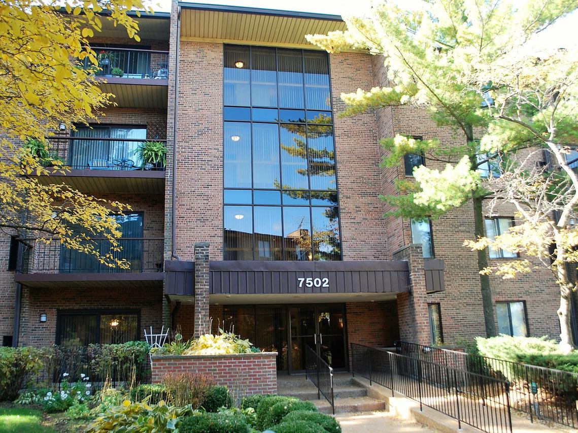 7502 Farmingdale Dr. #207, Darien, IL 60561