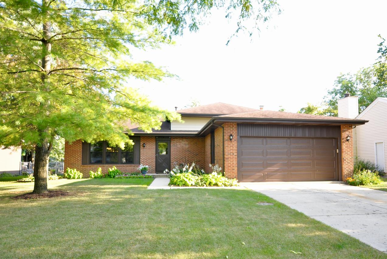 1416 Sunnybrook Dr., Naperville, IL 60540