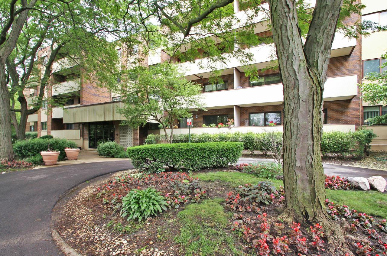 9244 Gross Point Rd. #305, Skokie, IL 60077