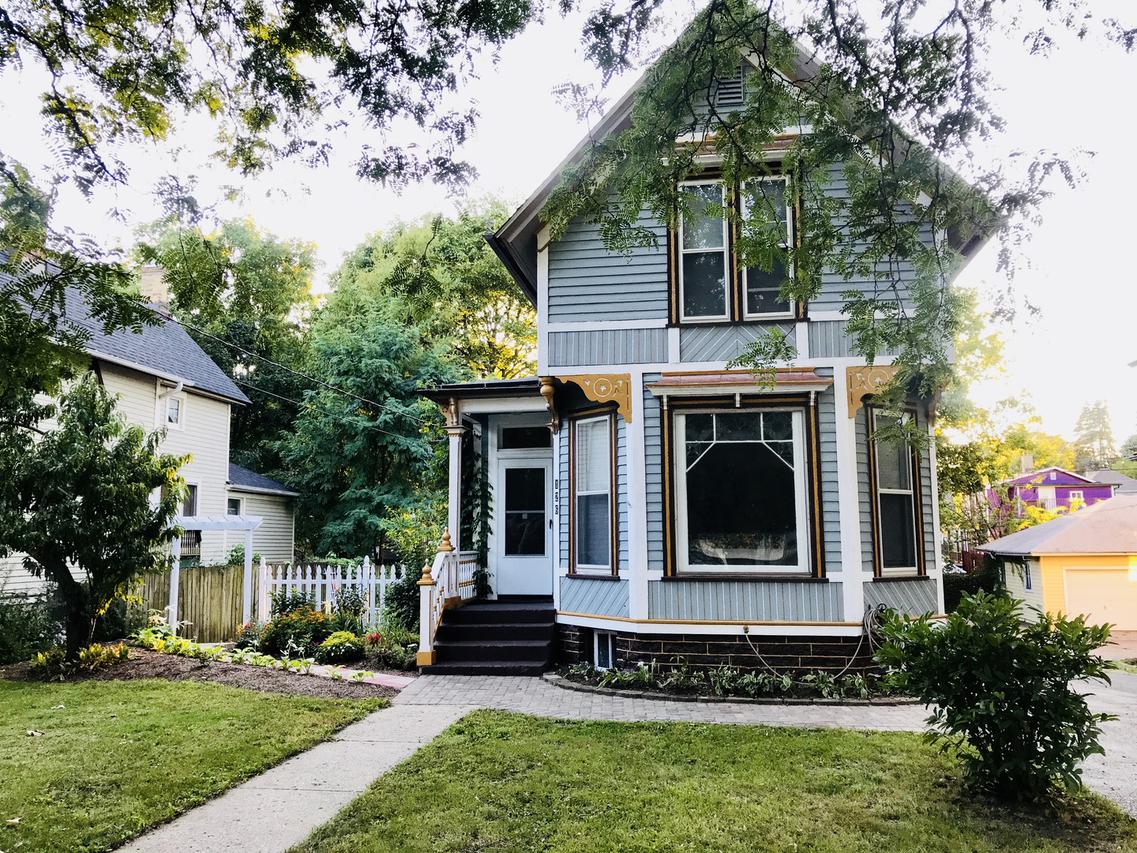 126 Hill Ave., Elgin, IL 60120