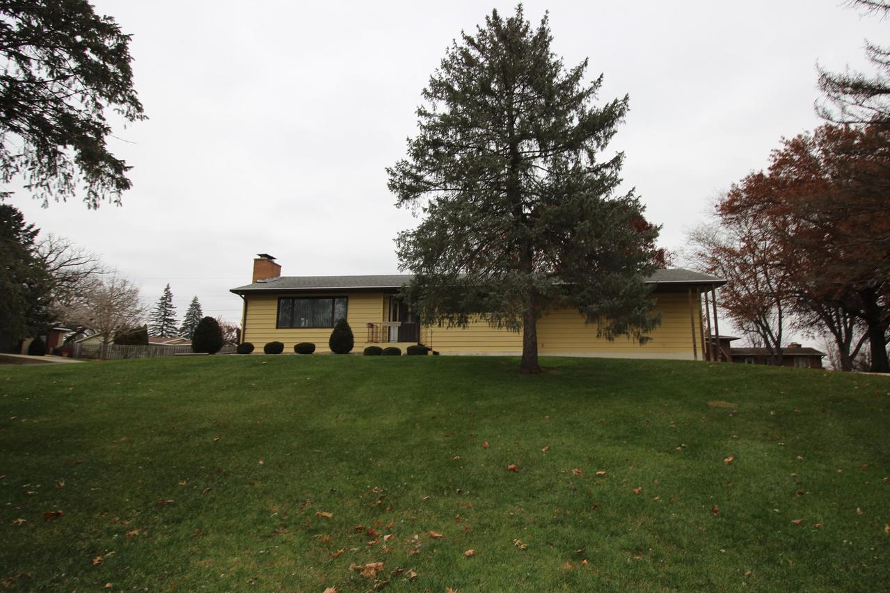 1220 Hillcrest Dr., Freeport, IL 61032