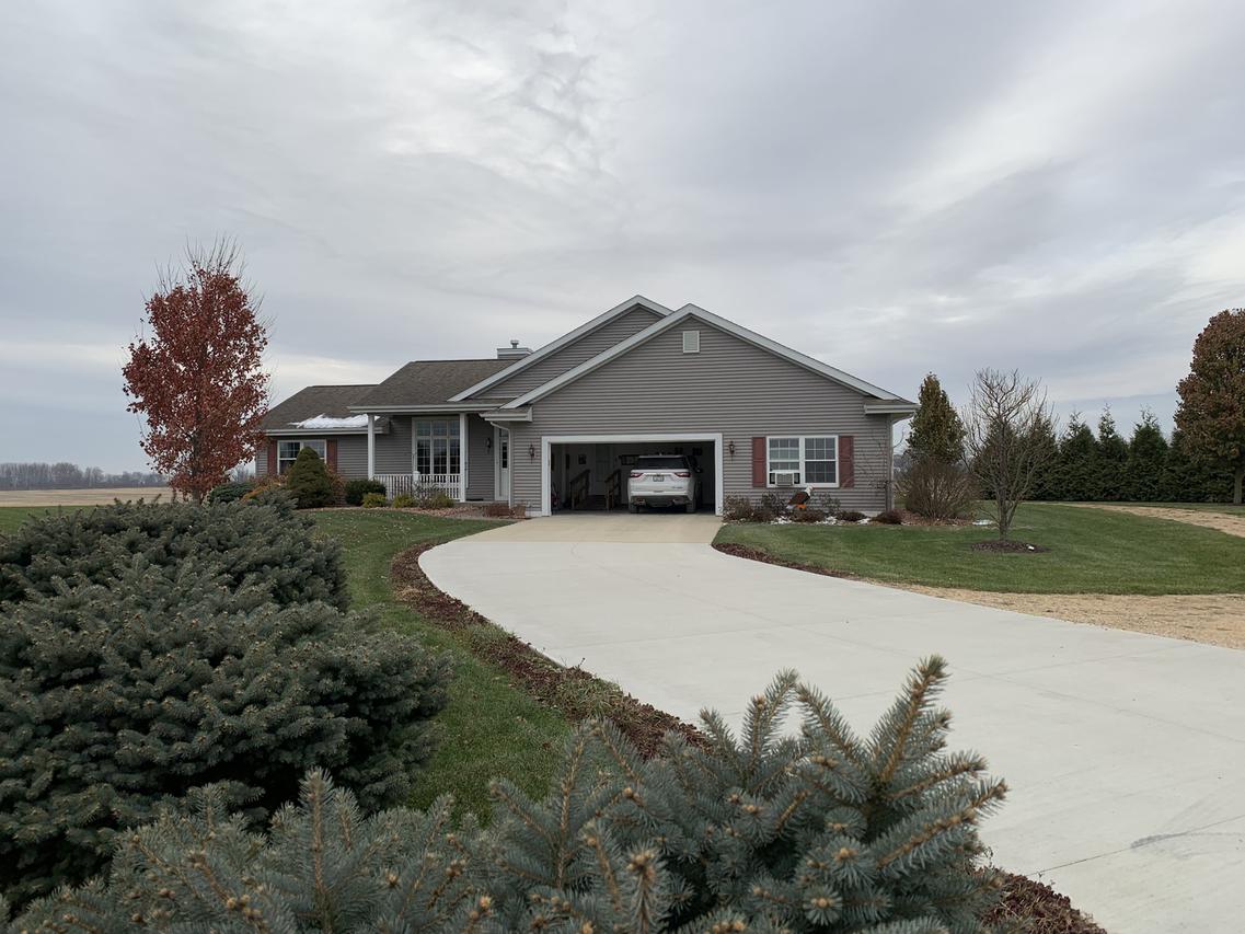 1447 Nauman Rd., Amboy, IL 61310