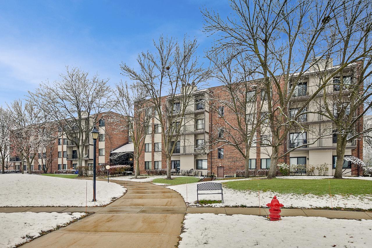 3050 Pheasant Creek Dr. #304, Northbrook, IL 60062