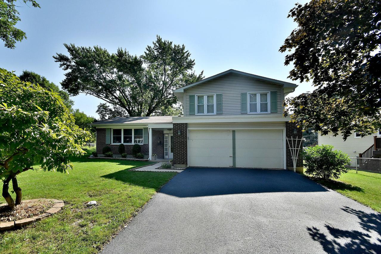 8221 Lindenwood Ln., Woodridge, IL 60517