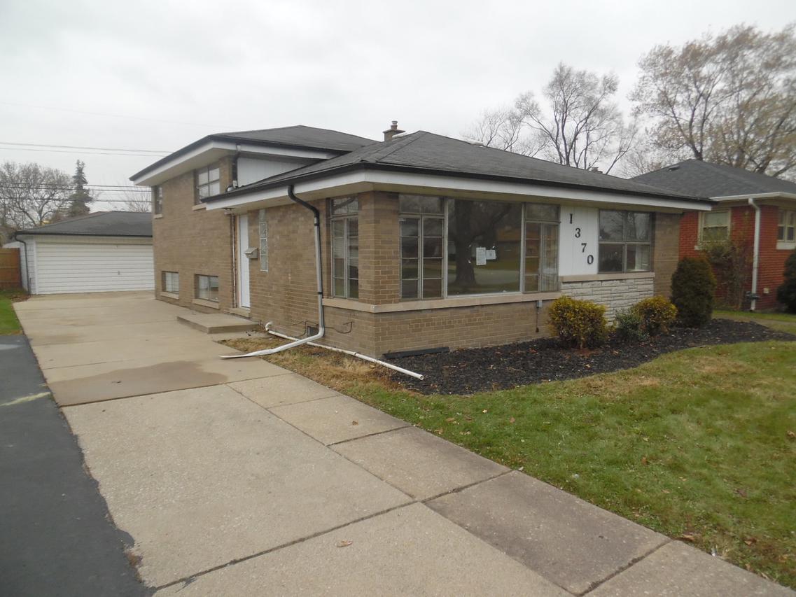 1370 Mackinaw Ave., Calumet City, IL 60409