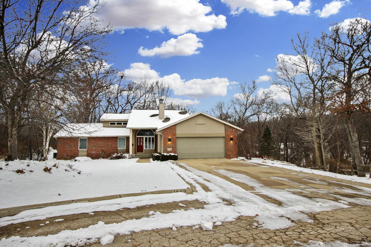 1669 Barberry Cir., Freeport, IL 61032