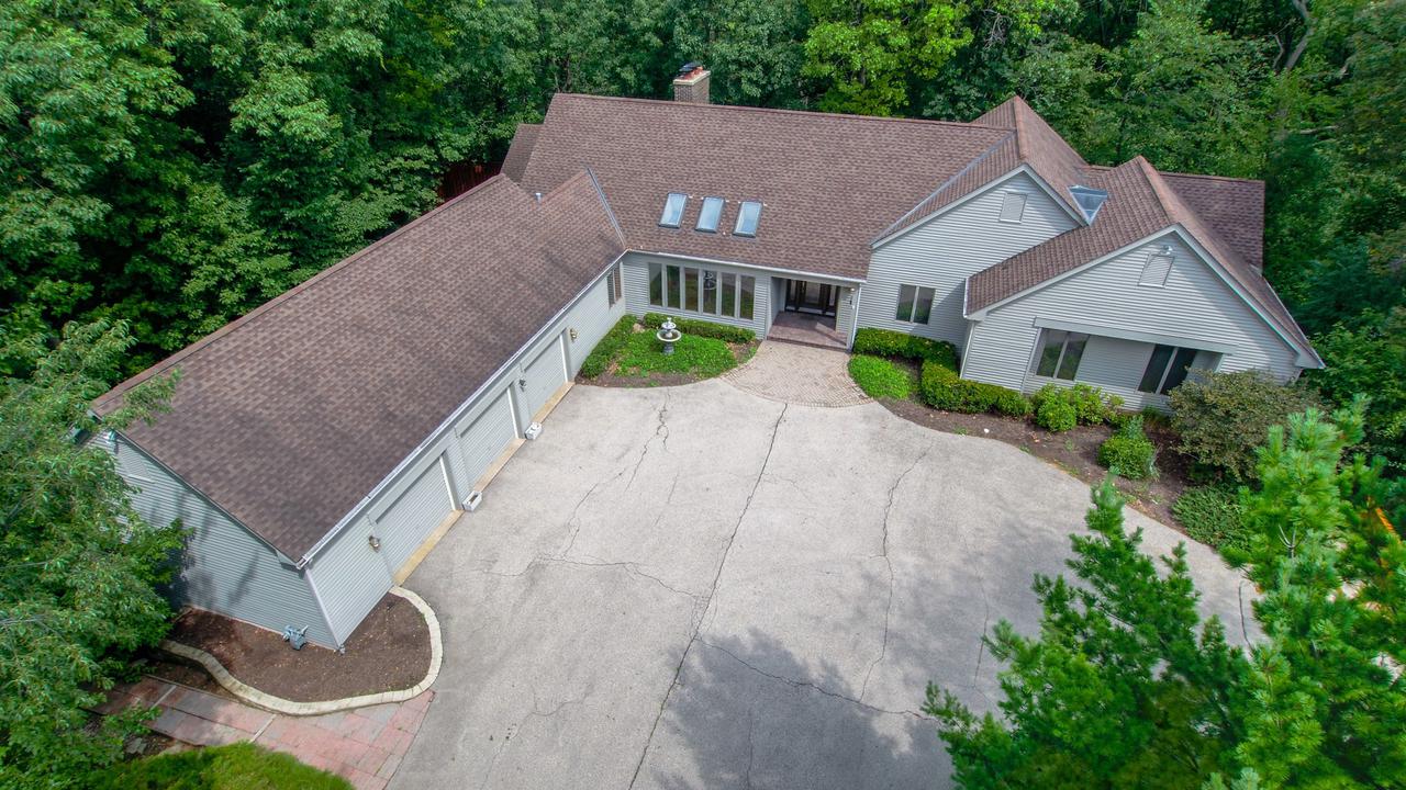 670 Plum Tree Rd., Barrington Hills, IL 60010