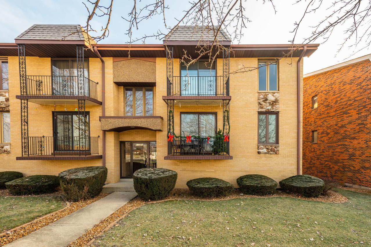 11281 S Roberts Rd. #L, Palos Hills, IL 60465