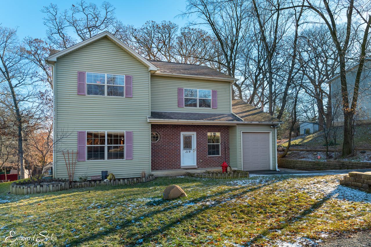 219 Meadow Ln., Oakwood Hills, IL 60013