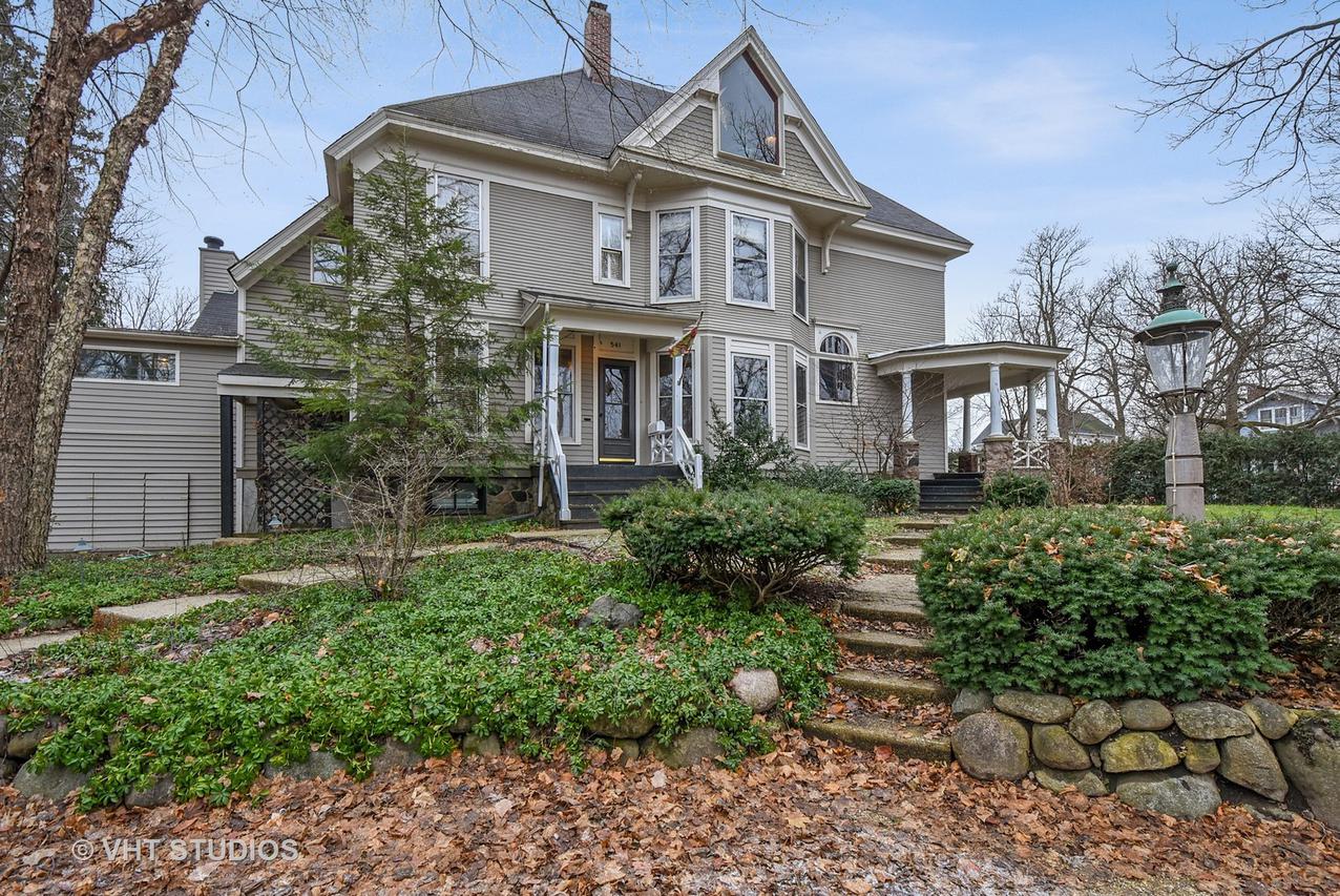 541 S Hough St., Barrington, IL 60010