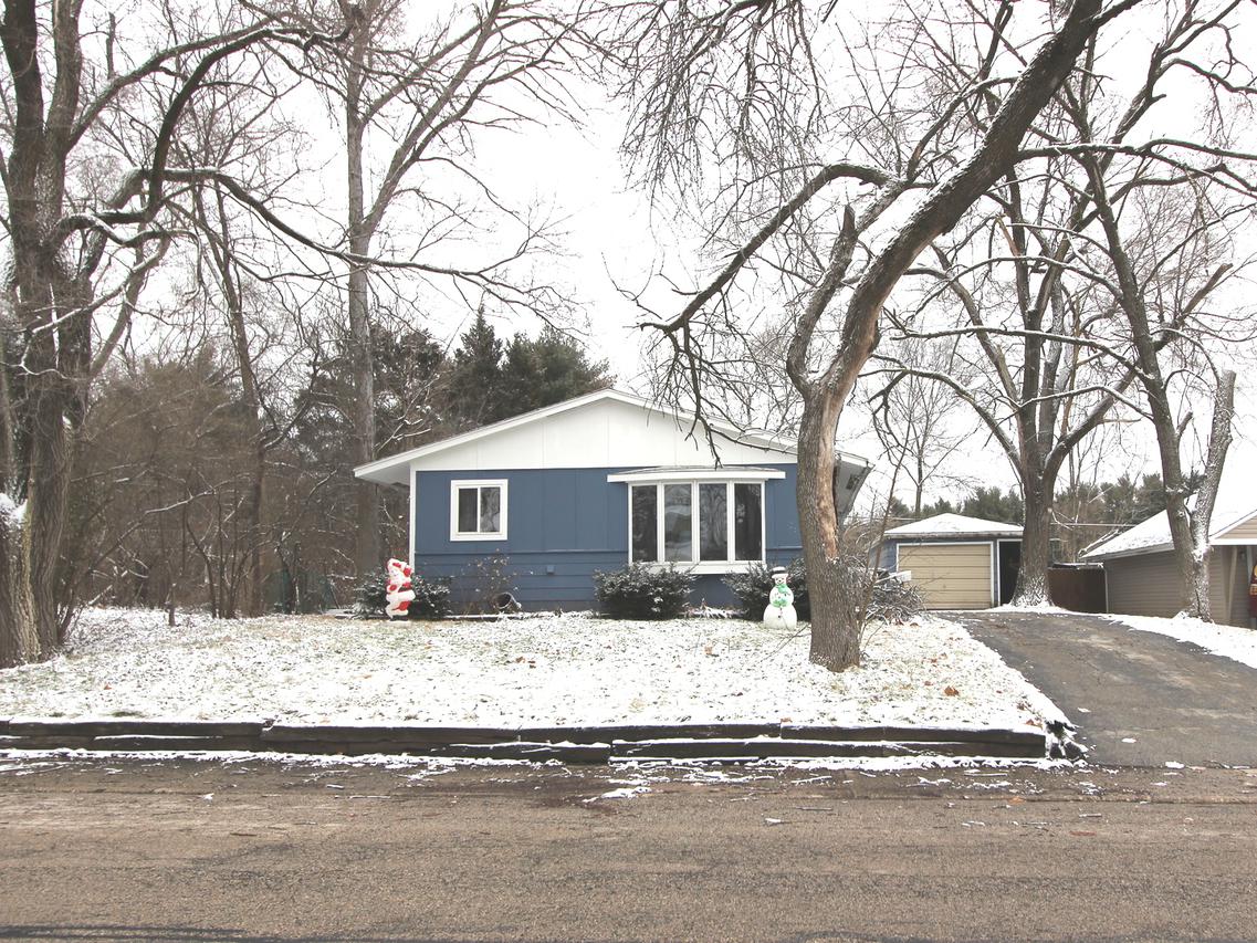 710 Navajo Dr., Carpentersville, IL 60110