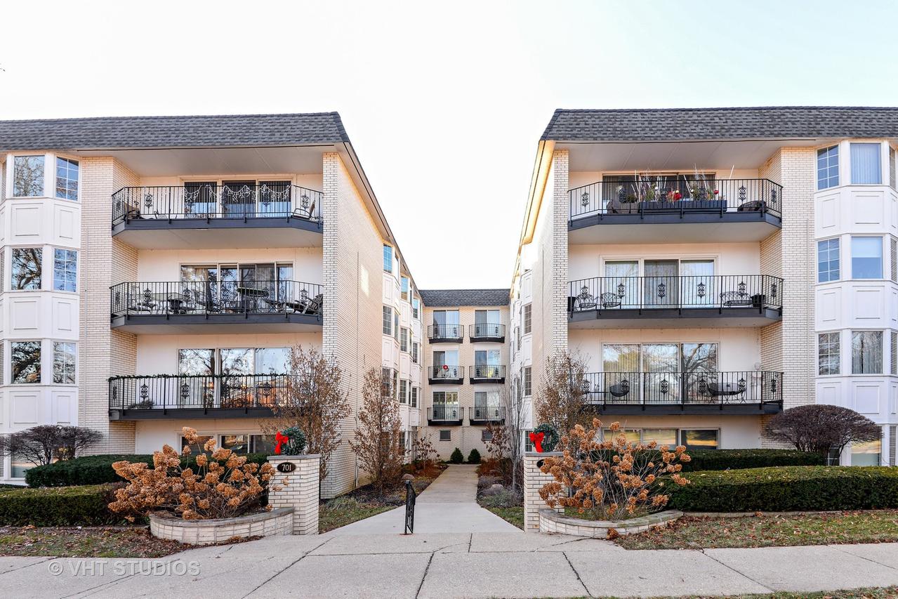 715 Ridge Rd. #2E, Wilmette, IL 60091