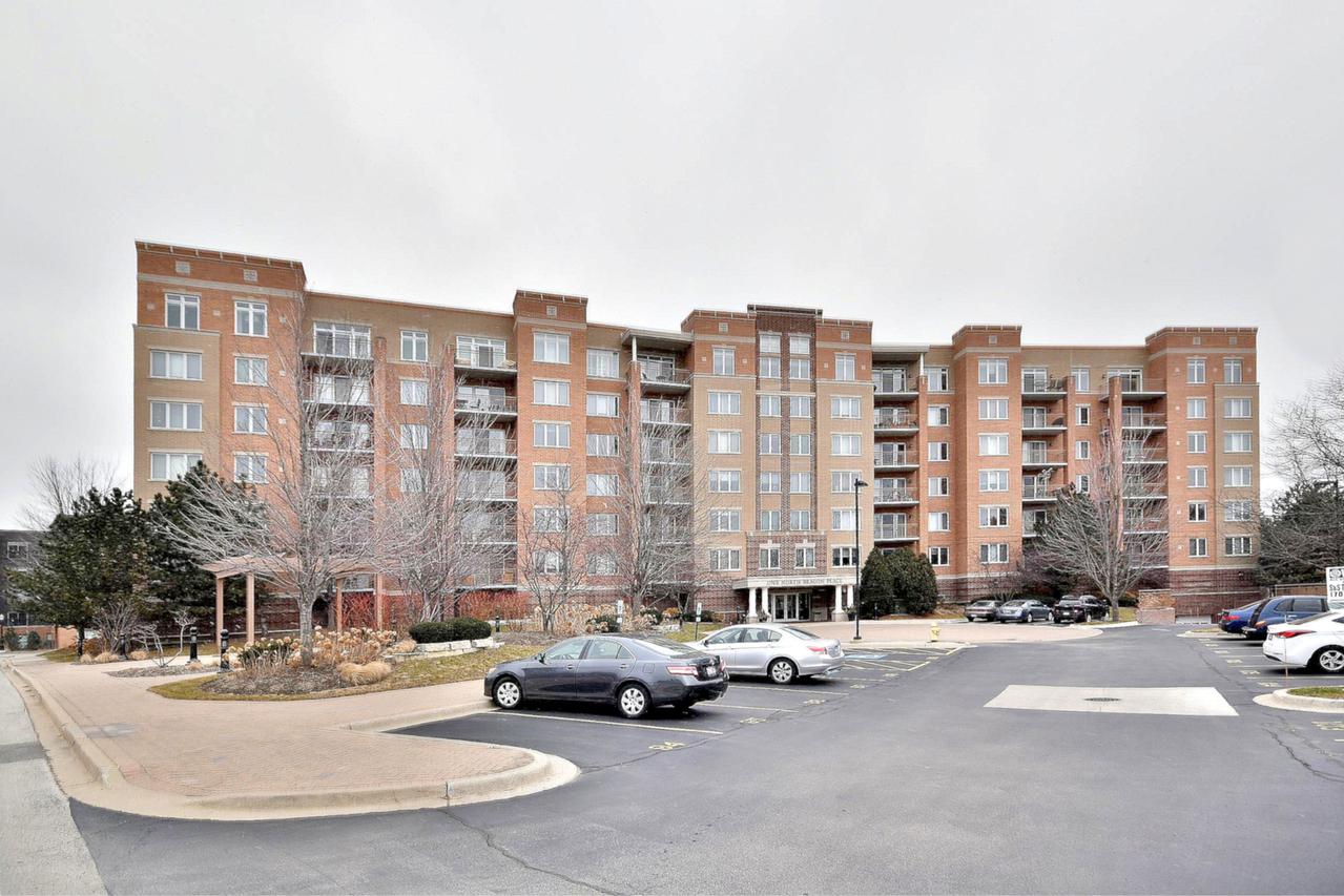 1 N Beacon Pl. #706, La Grange, IL 60525