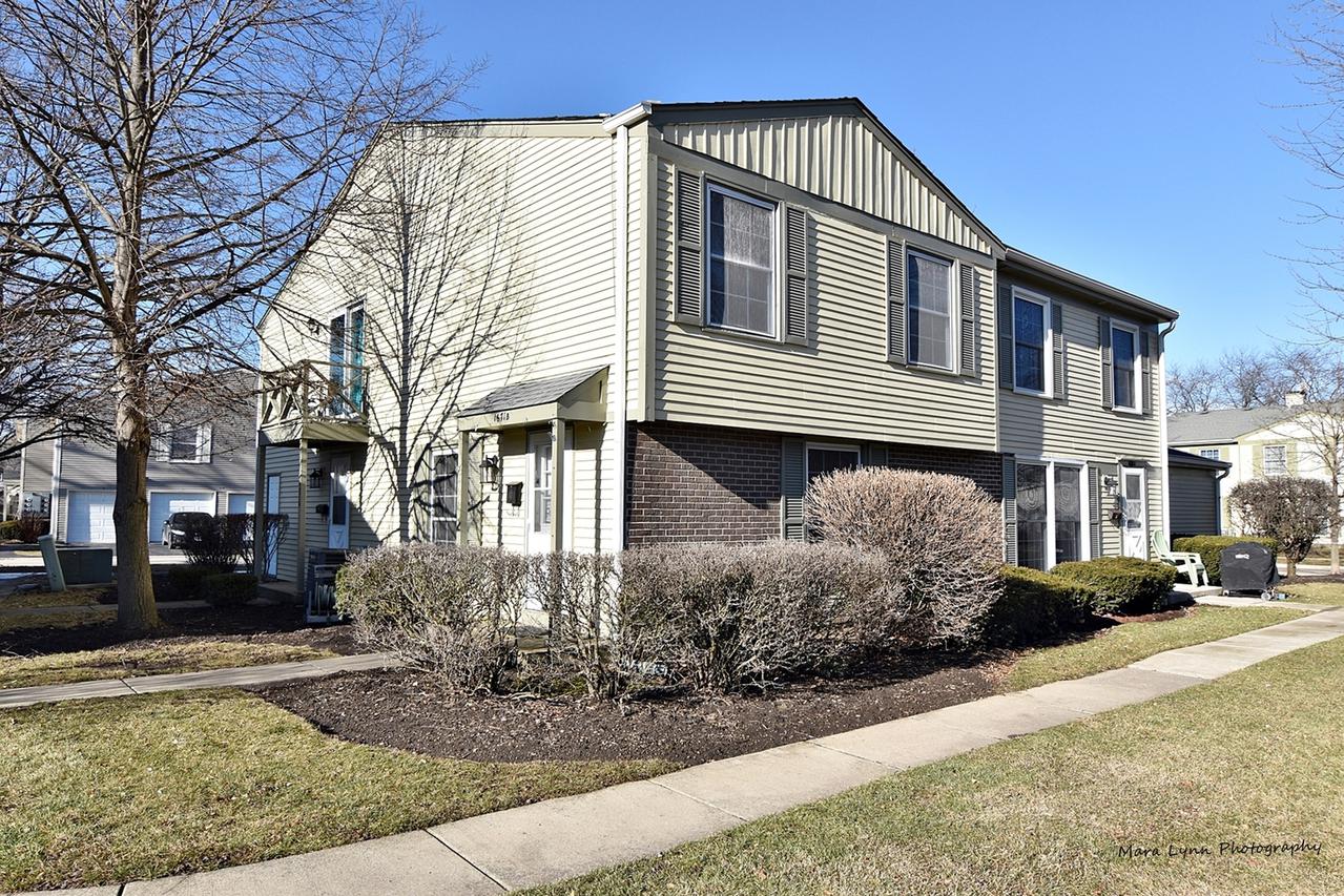 1671 Williamsburg Ct. #B, Wheaton, IL 60189
