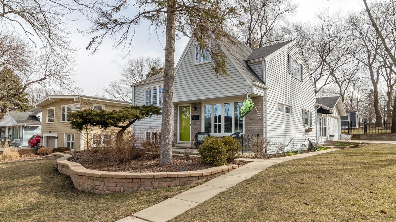 405 Lawrence Ave., Glen Ellyn, IL 60137