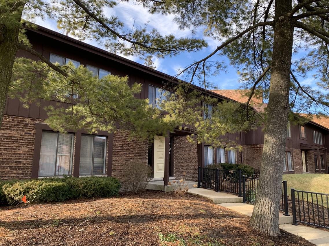 1320 Cass Ln. #102, Westmont, IL 60559