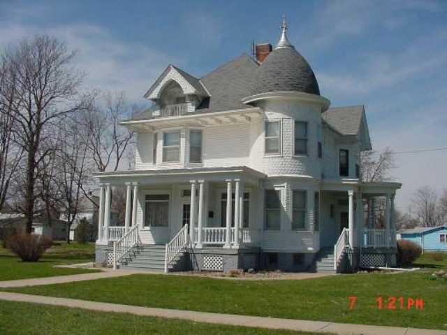 385 E Third, El Paso, IL 61738