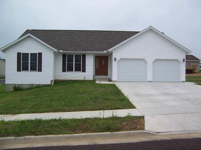 401 Newcastle, Mackinaw, IL 61755