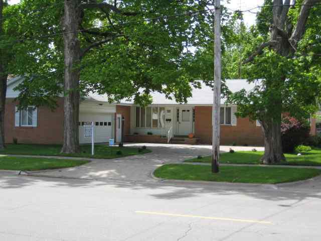812 W Main St., Clinton, IL 61727