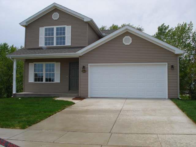 2909 Breezewood Blvd., Bloomington, IL 61704