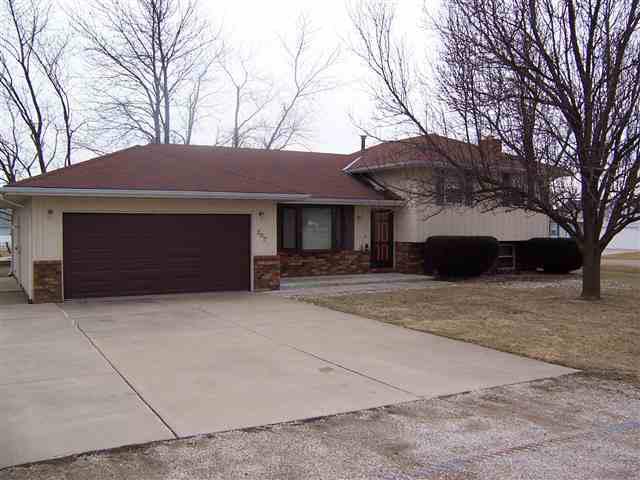 207 W 2nd St., Deer Creek, IL 61733