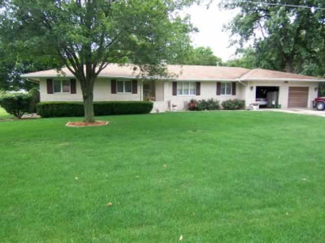 1001 E Richardson, Farmer City, IL 61842