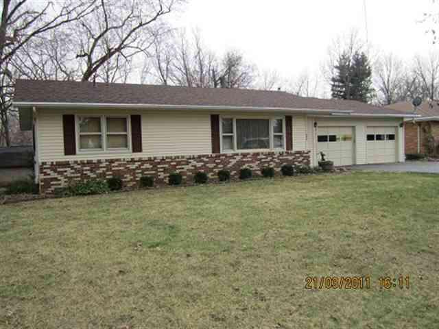 696 W Woodlawn, Clinton, IL 61727