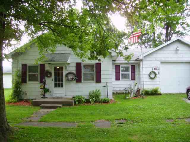 104 N White, Mackinaw, IL 61755