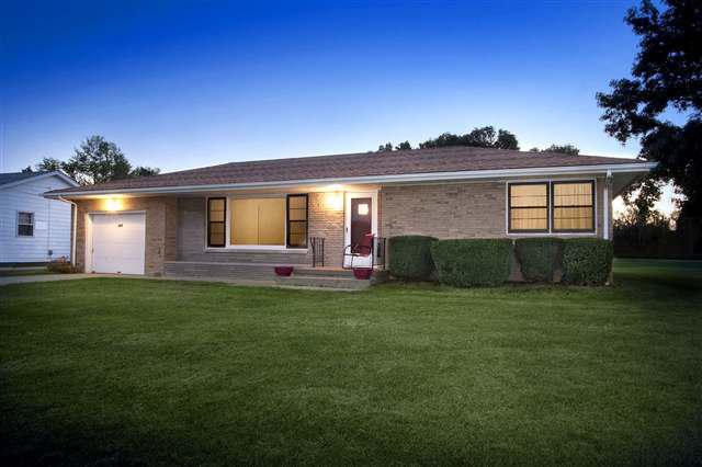 209 Cedar Dr., Clinton, IL 61727