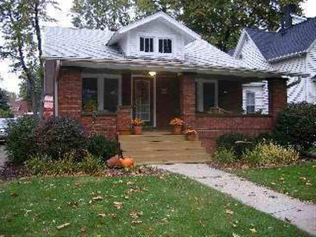 2016 E Jackson St., Bloomington, IL 61701