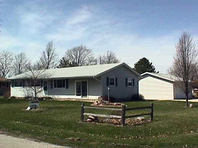97 E Sixth St., El Paso, IL 61738