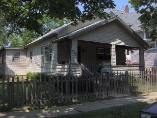 702 E Market, Bloomington, IL 61701