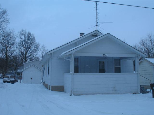 922 N George St., Clinton, IL 61727