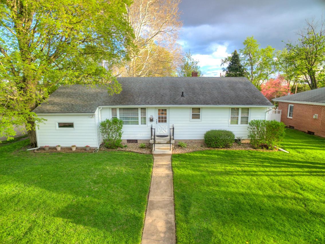 916 E South St., Clinton, IL 61727