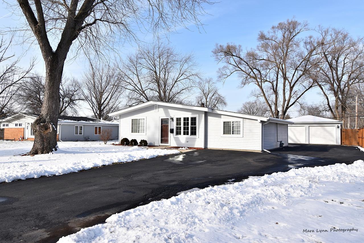 323 John St., North Aurora, IL 60542
