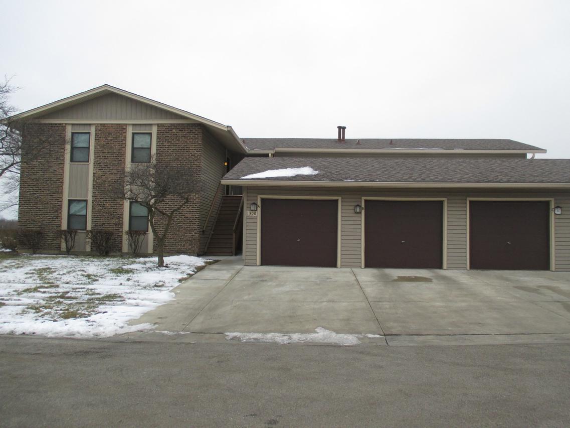 1300 Bamburg Ct. #D, Hanover Park, IL 60133